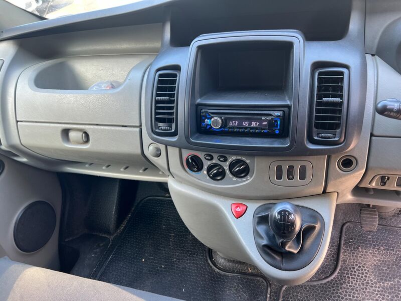 VAUXHALL VIVARO