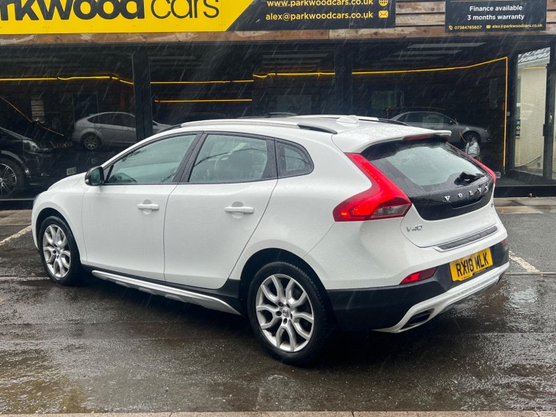 View VOLVO V40 CROSS COUNTRY 2.0 D3 Pro Auto Euro 6 (s/s) 5dr