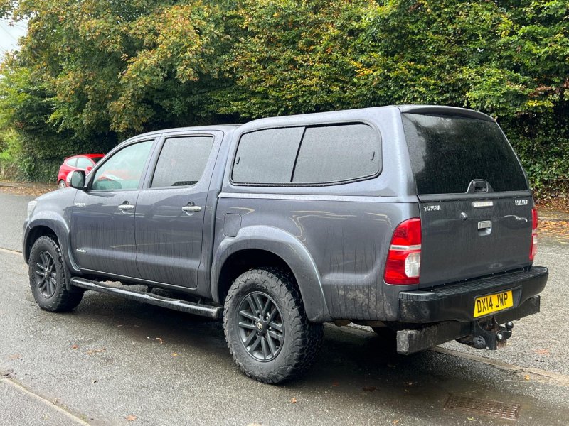 View TOYOTA HILUX 3.0 D-4D Invincible 4WD Euro 5 4dr