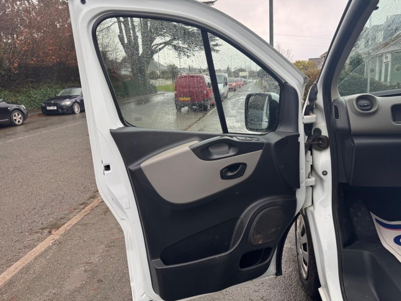 NISSAN NV300