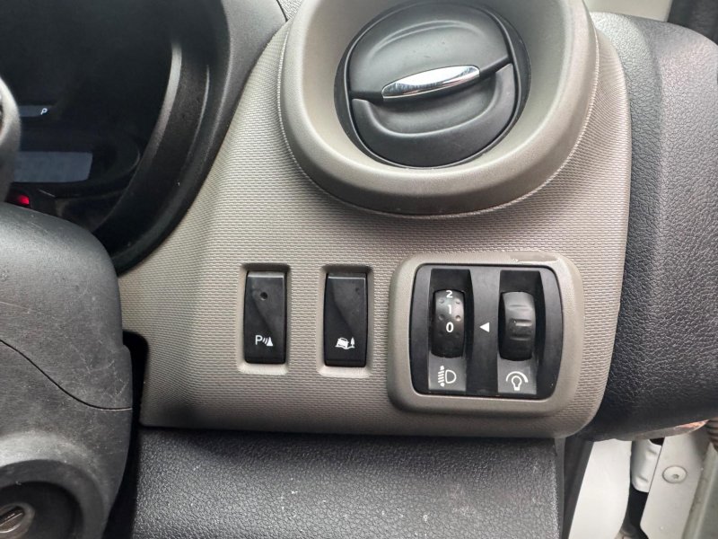 NISSAN NV300