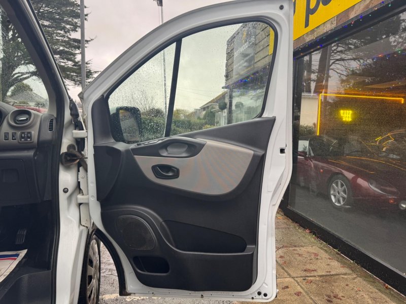 NISSAN NV300