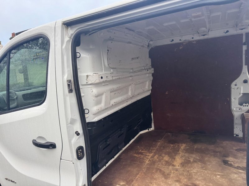 NISSAN NV300