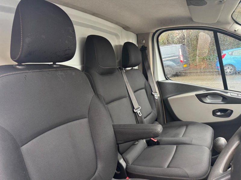 NISSAN NV300