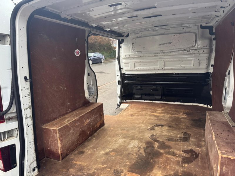 NISSAN NV300