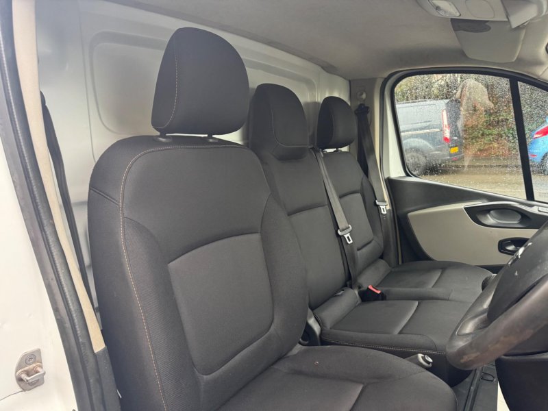 NISSAN NV300