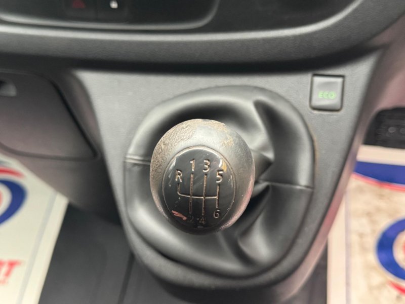 NISSAN NV300