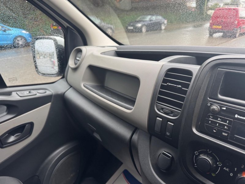 NISSAN NV300