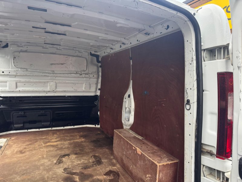 NISSAN NV300