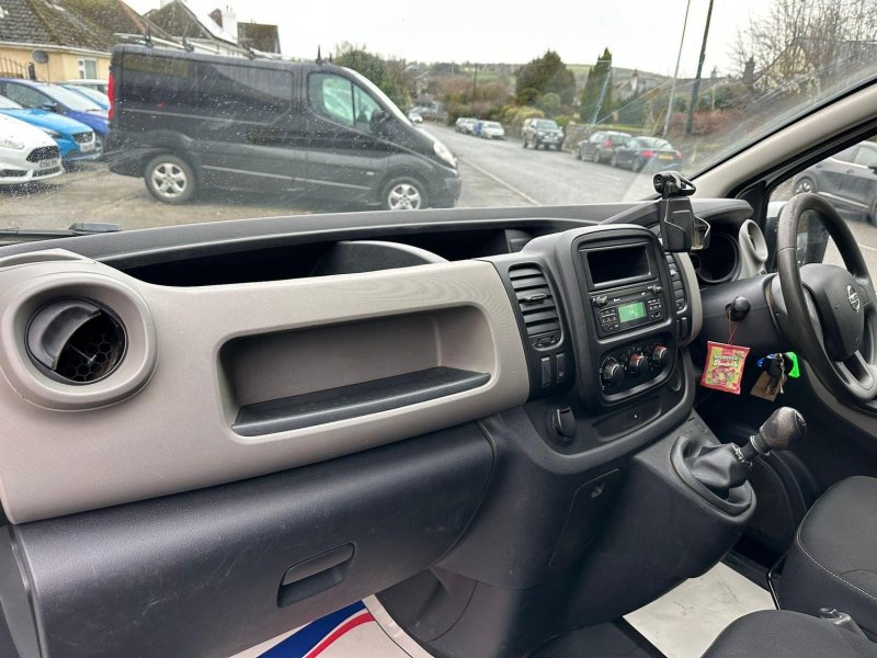 NISSAN NV300