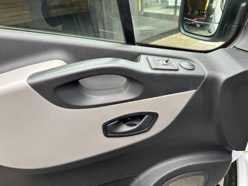 NISSAN NV300