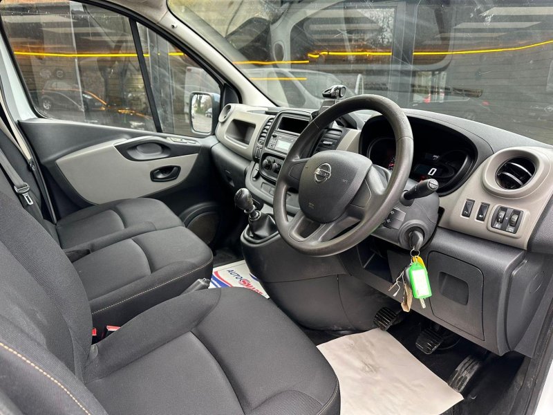 NISSAN NV300