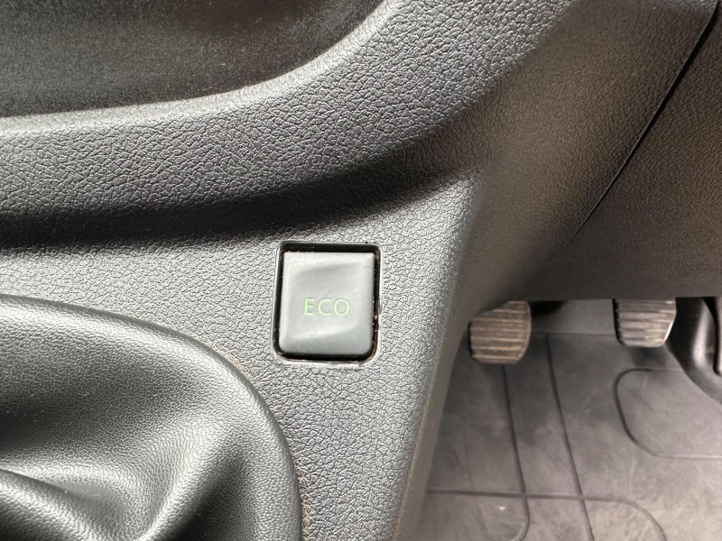NISSAN NV300