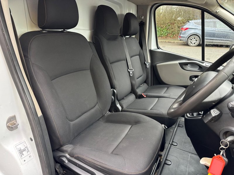 NISSAN NV300