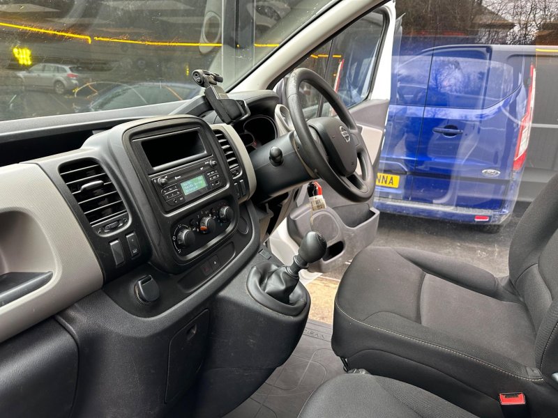 NISSAN NV300