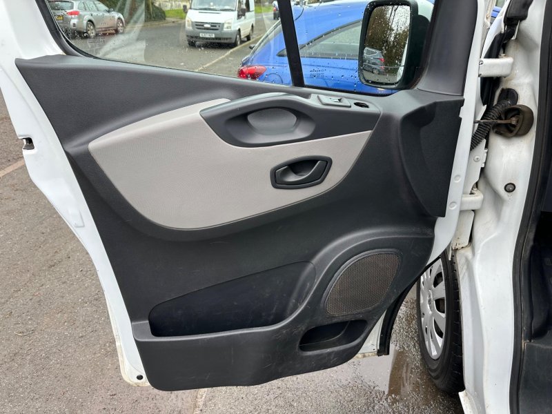 NISSAN NV300