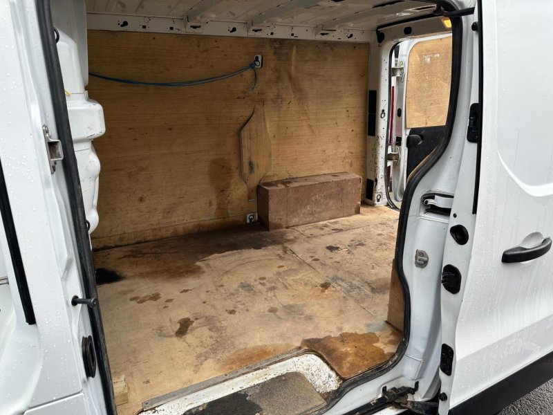 NISSAN NV300