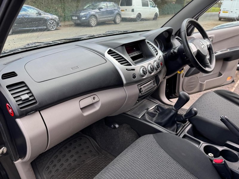 MITSUBISHI L200