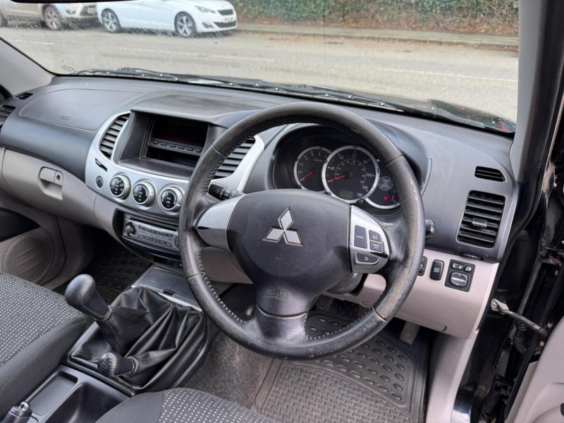 MITSUBISHI L200
