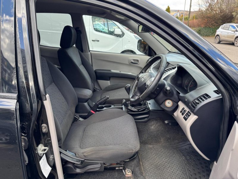 MITSUBISHI L200