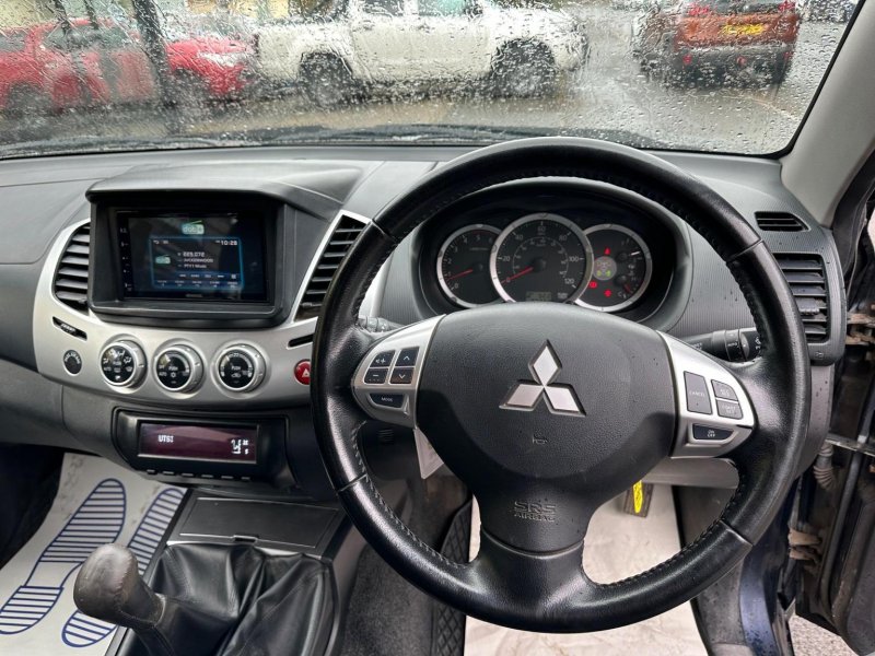 MITSUBISHI L200