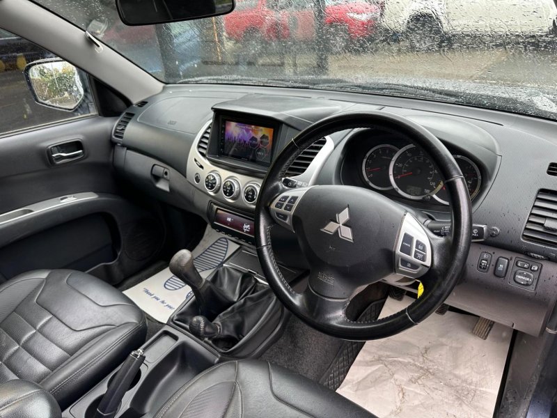 MITSUBISHI L200