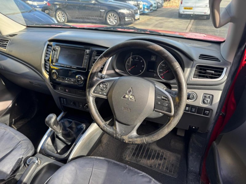 MITSUBISHI L200